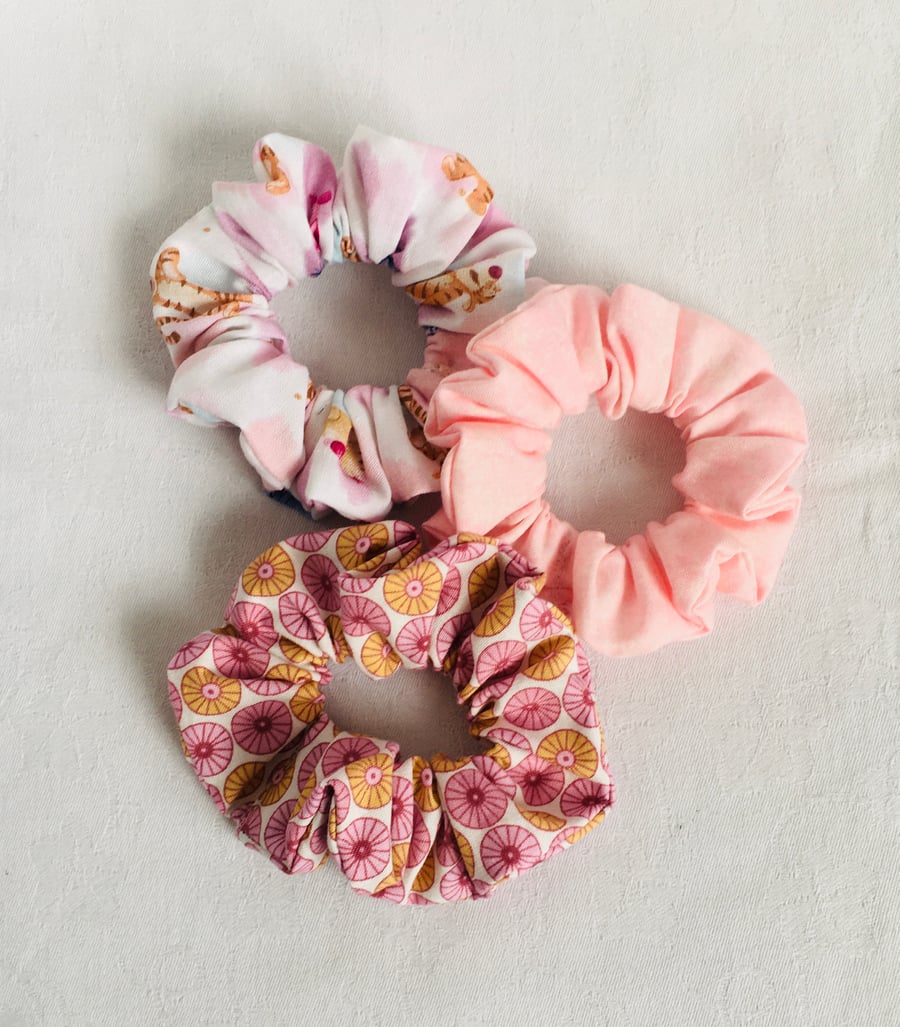 Set of Scrunchies Pinks, Set of 3 Scrunchies, Hair Accessories, Gift Ideas.