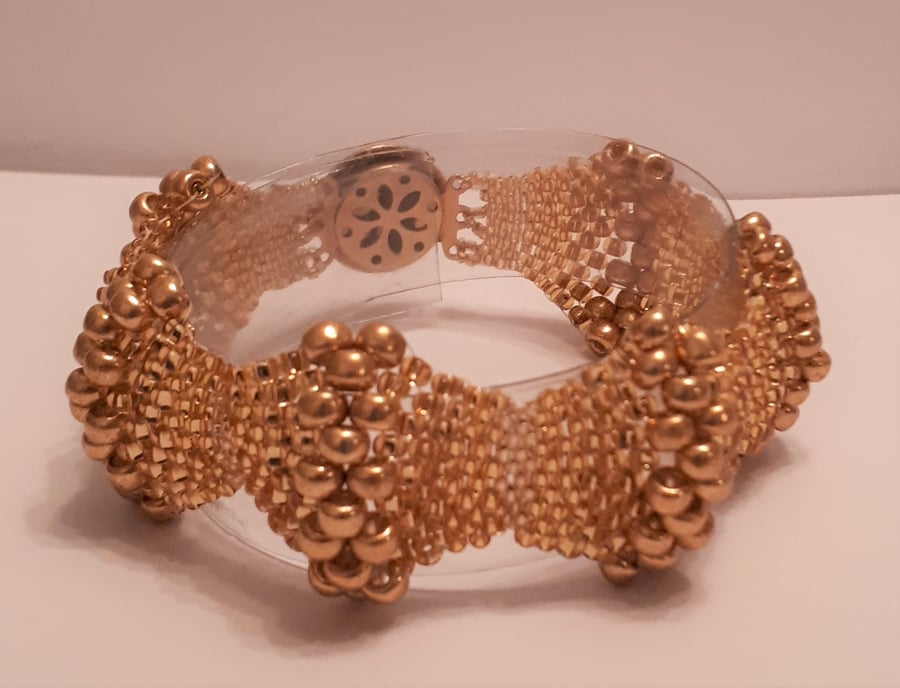 Scallop style 3D gold bracelet