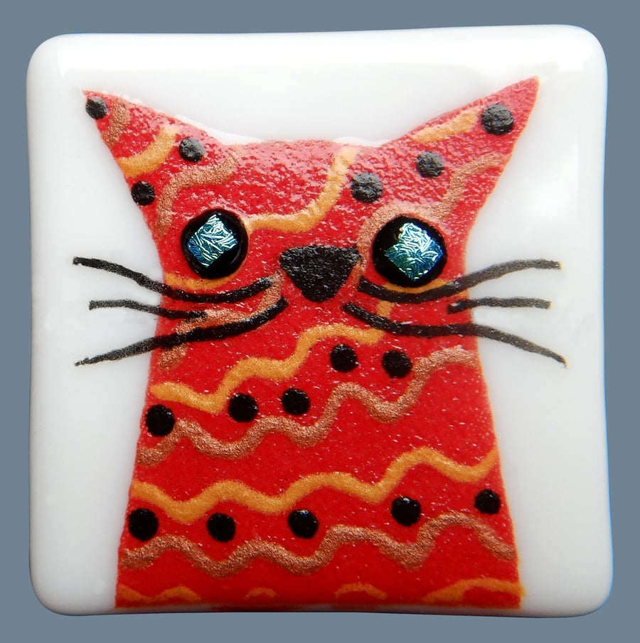 HANDMADE FUSED DICHROIC GLASS 'CRAZY CAT' BROOCH.