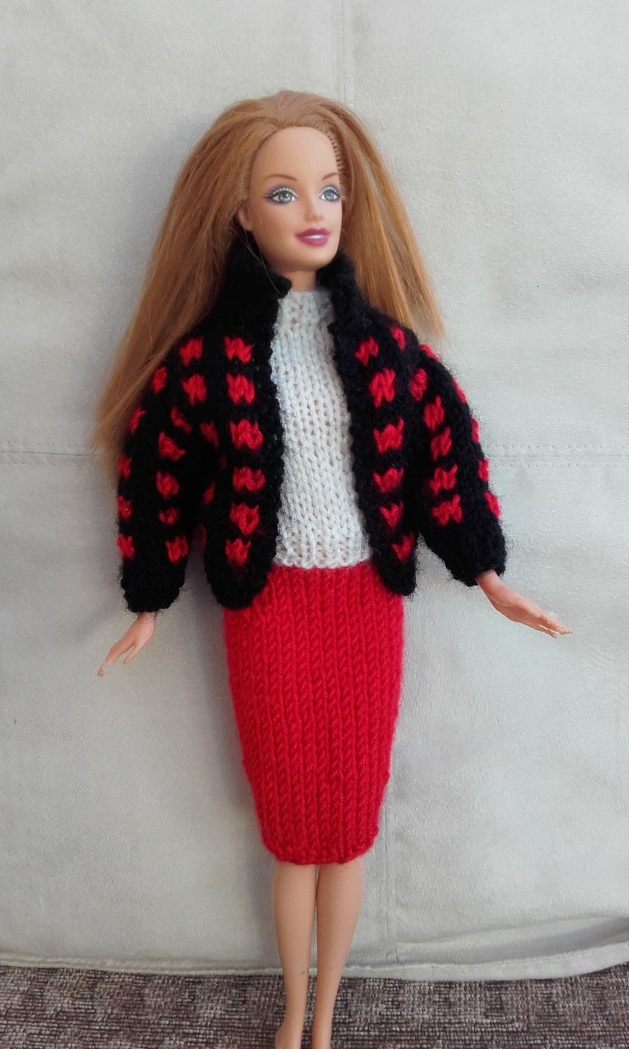 Knitted outfit for Barbie style doll