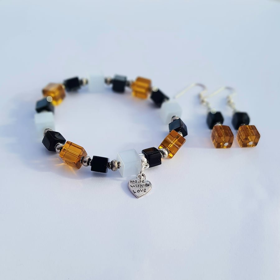 Stretchy bracelet with amber, white and black glass cubes.