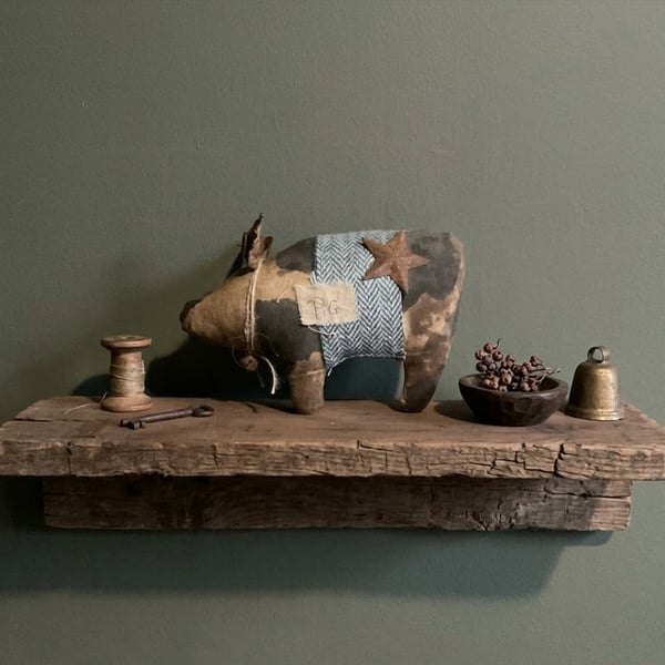 Prim pig shelf sitter