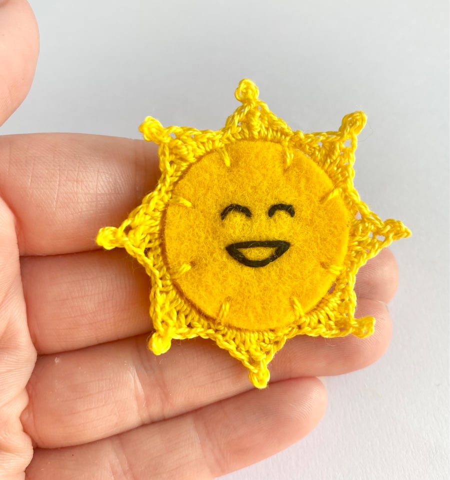 Sun brooch laughing embroidery micro crochet sun rays