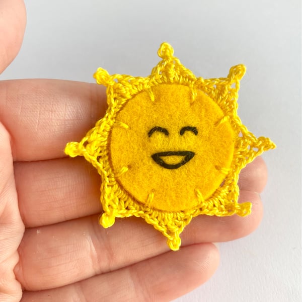 Sun brooch laughing embroidery micro crochet sun rays