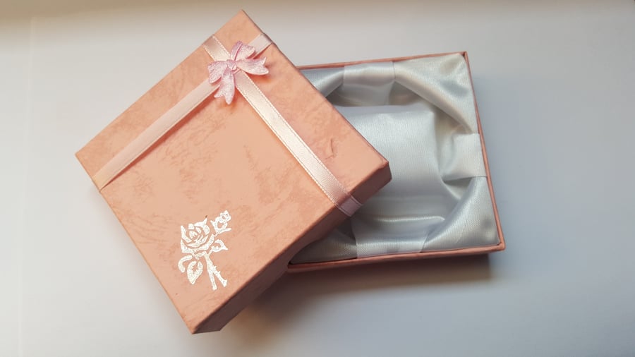 1 x Cardboard Jewellery Gift Box - 9cm - Bow & Rose Design - Peach 