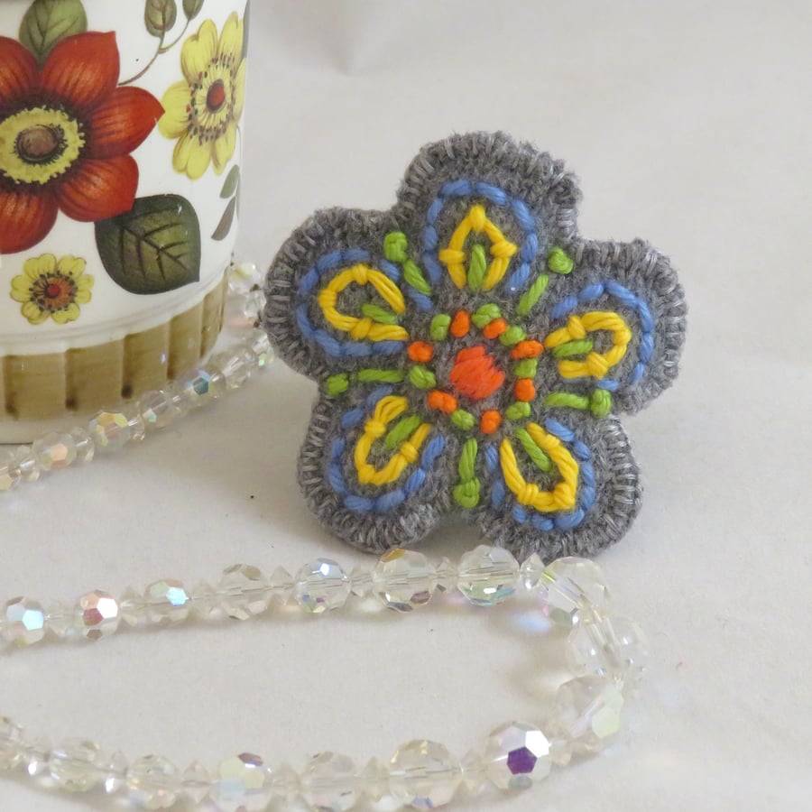 Brooch - Gray Wool Flower Medium