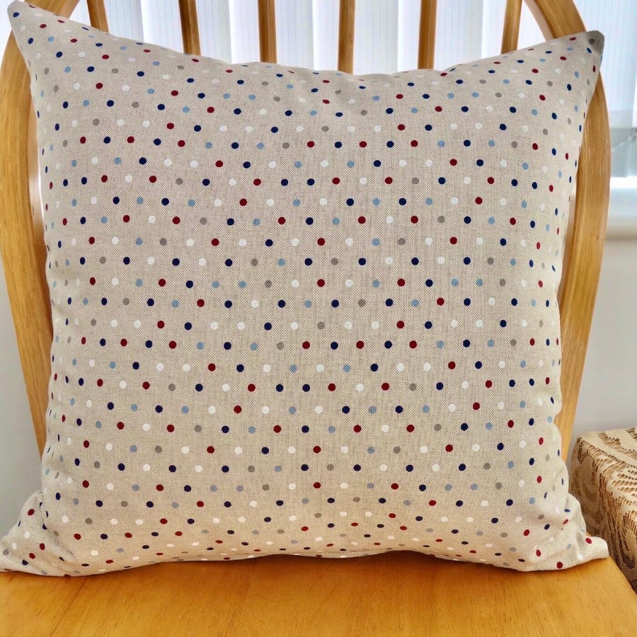 Cushion: Dots design, Double Sided with pad and zip fastening 