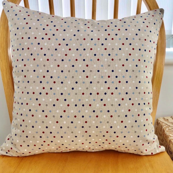 Cushion: Dots design, Double Sided with pad and zip fastening 