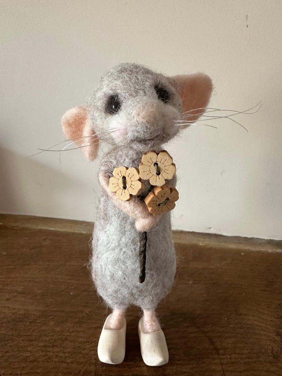 Little mouse with cloggs on 