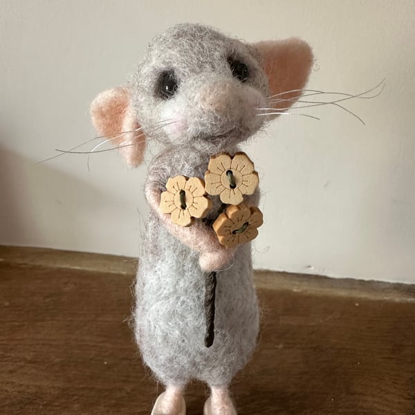 Little mouse with cloggs on 