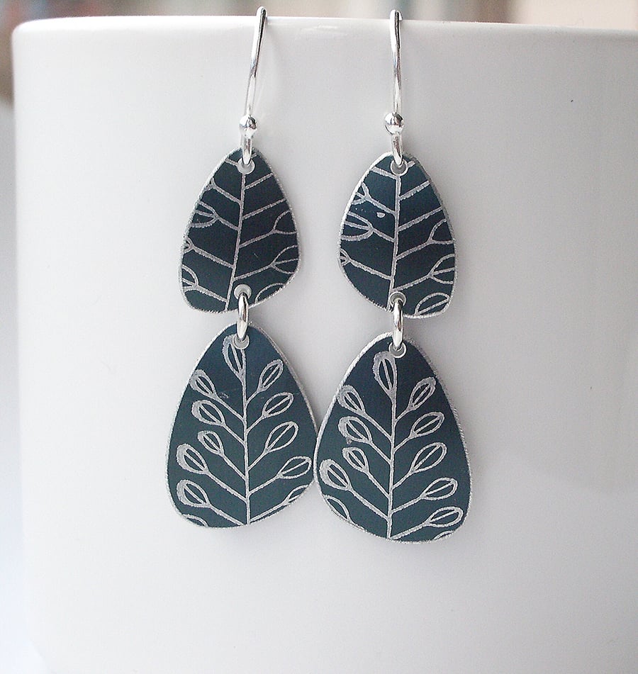 Pebble shaped mid century style black drop leaf earrings