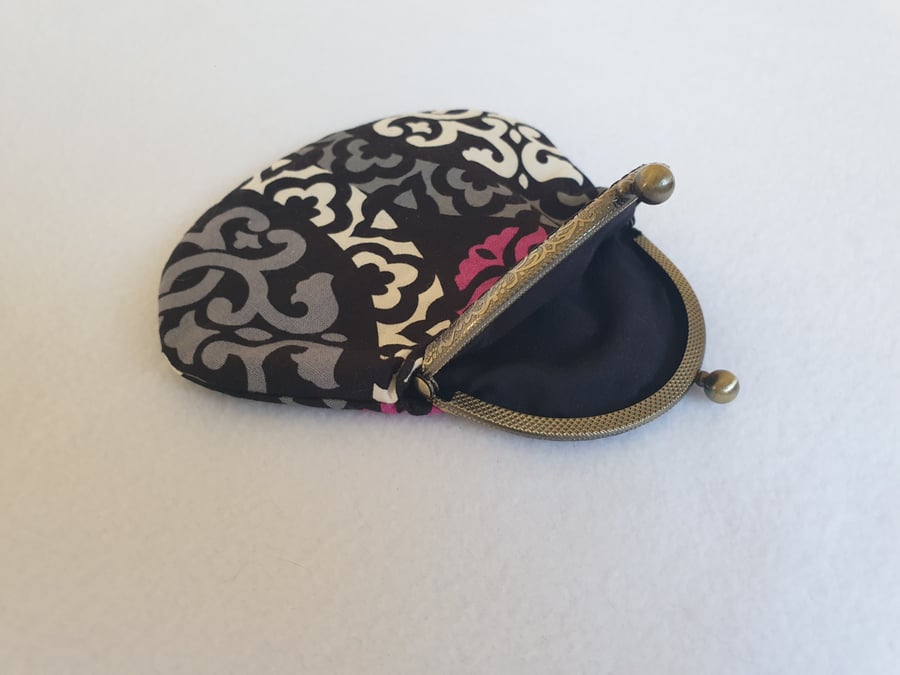 Large kiss clasp purse, geometric