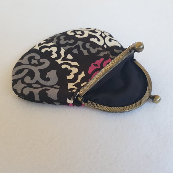 Large kiss clasp purse, geometric