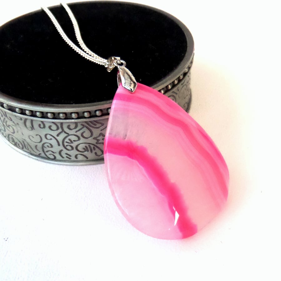 SALE: Unique pink agate pendant necklace