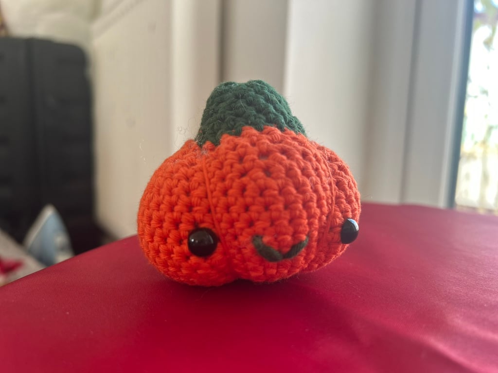 Handmade Crochet Pumpkin Brooch – Cute Halloween Pin, Autumn Pumpkin Jewellery