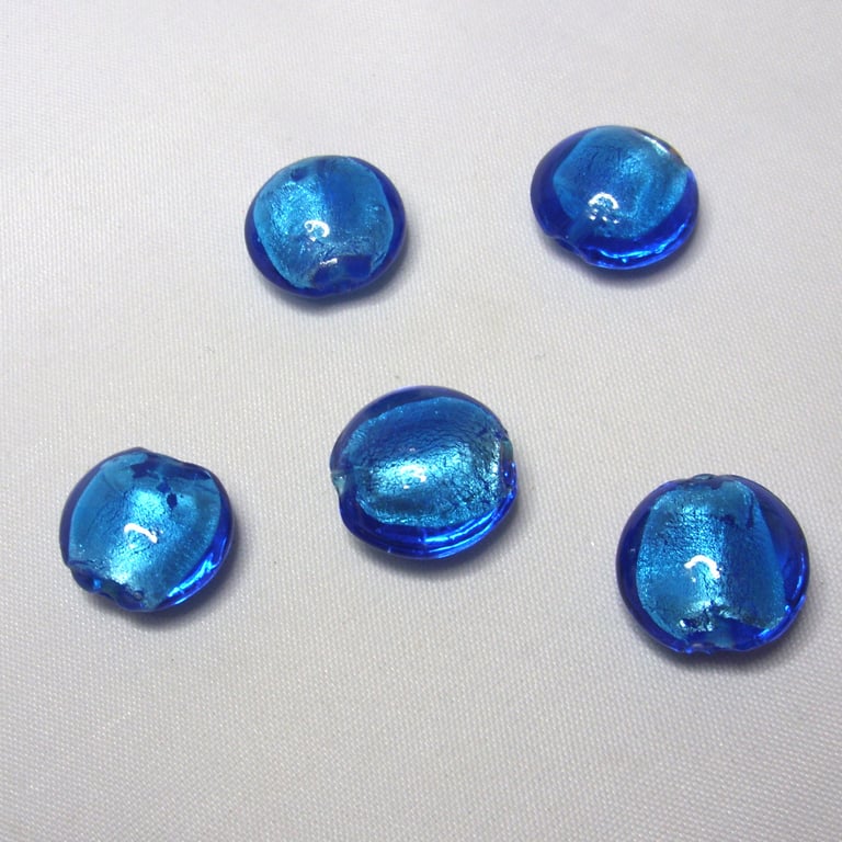 Pkt 5 Turquoise blue foil lined disc cushion beads