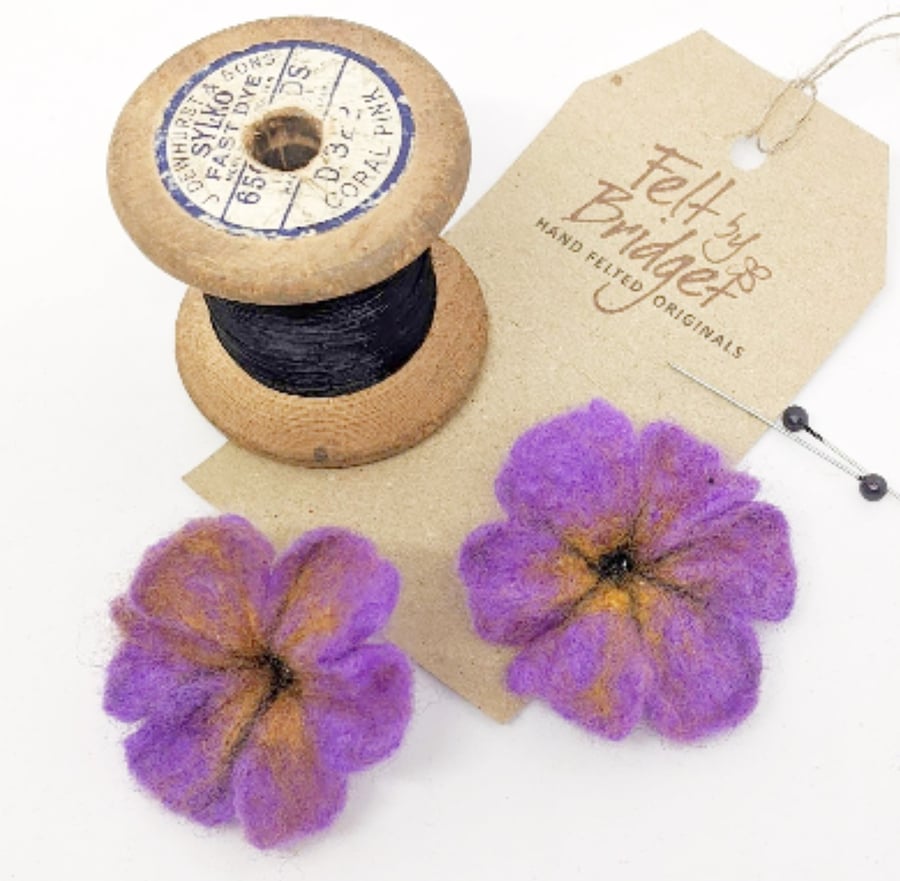 Small lilac felted flower brooch