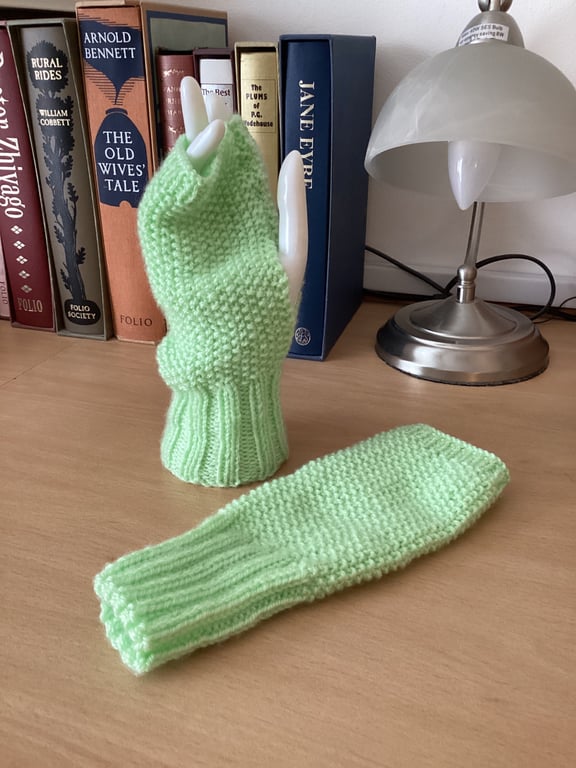 FINGERLESS GLOVES WRIST WARMERS MITTENS IN GREEN YARN