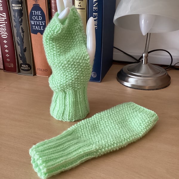 FINGERLESS GLOVES WRIST WARMERS MITTENS IN GREEN YARN