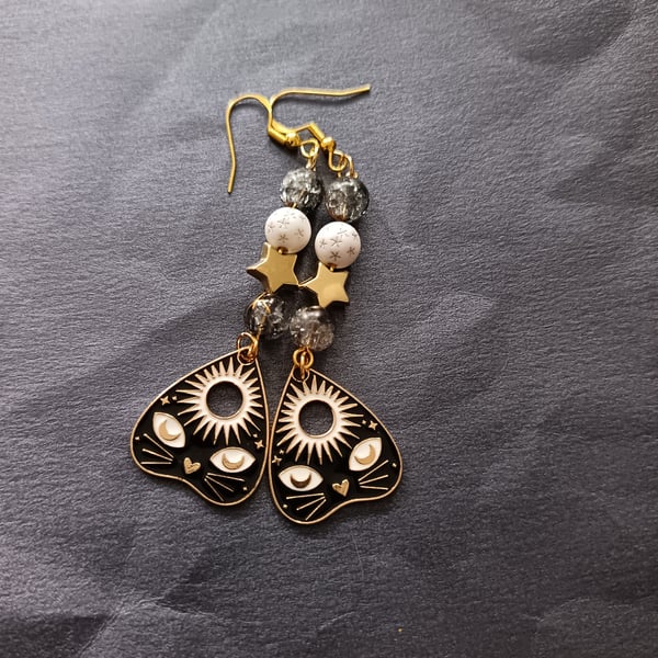 Black cat planchette charm beaded dangle earrings 