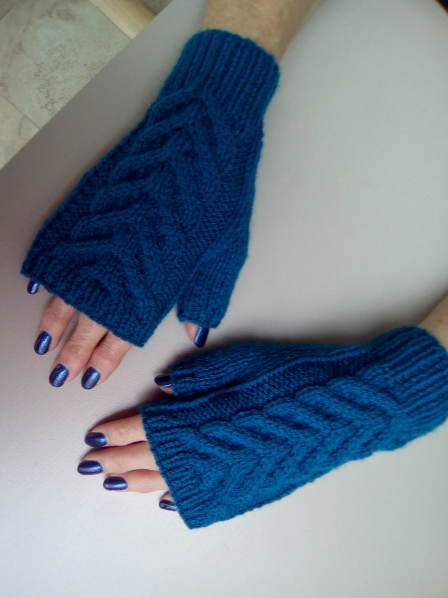 Warm fingerless gloves