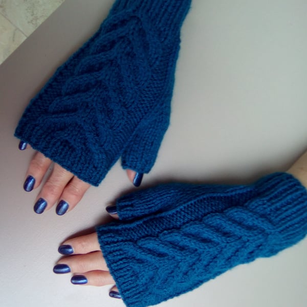 Warm fingerless gloves