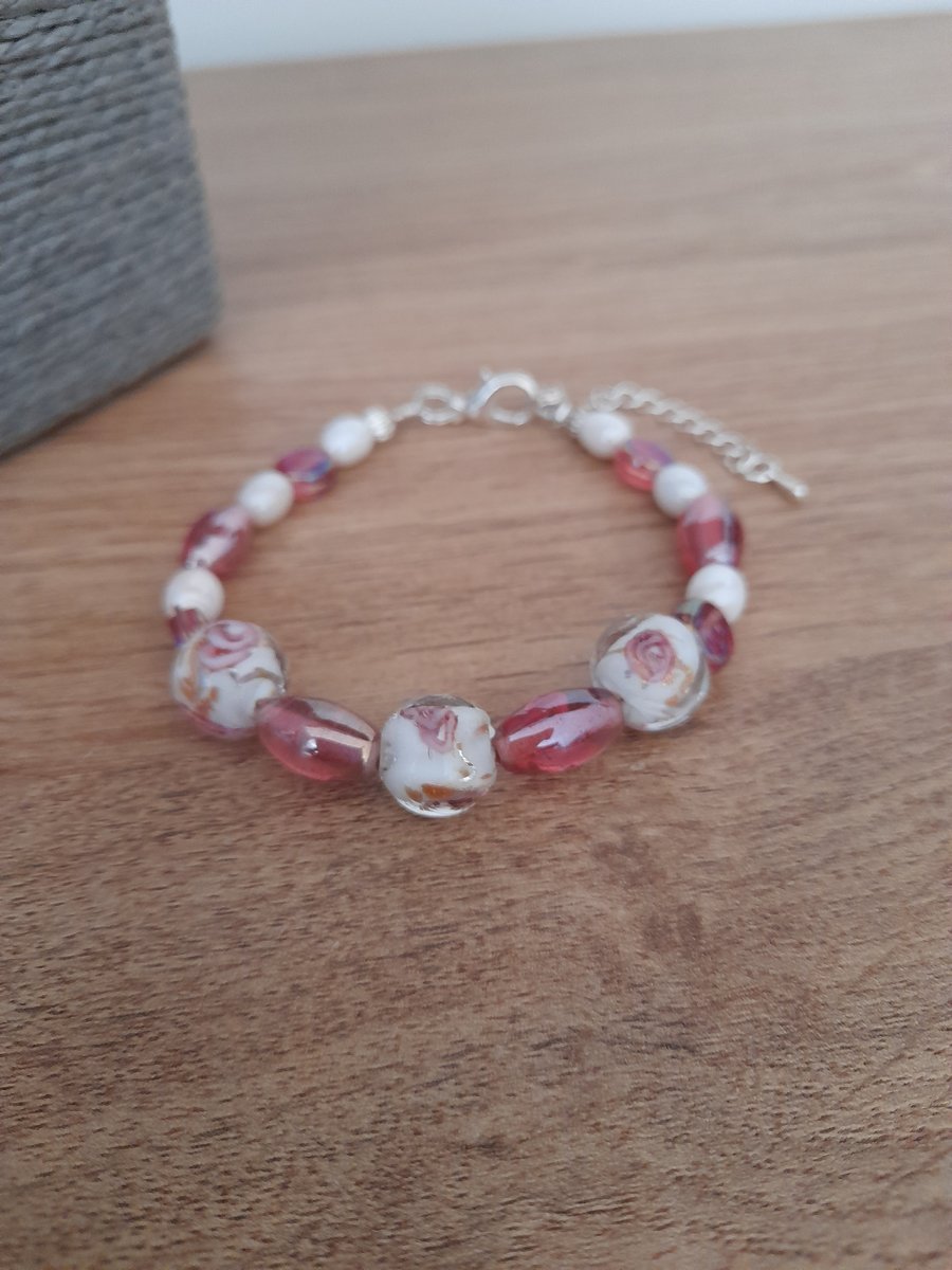 FLORAL PINK AND WHITE LAMPWORK BEAD BRACELET.