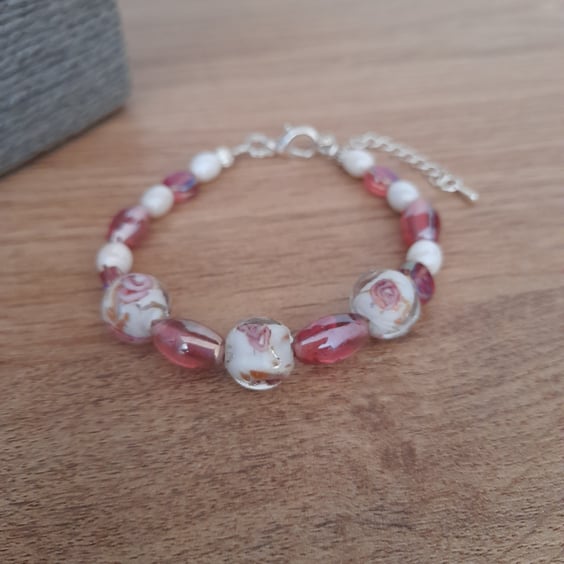 FLORAL PINK AND WHITE LAMPWORK BEAD BRACELET.