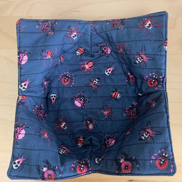 Spider Print Fabric Quilted Reversible Bowl Cosy