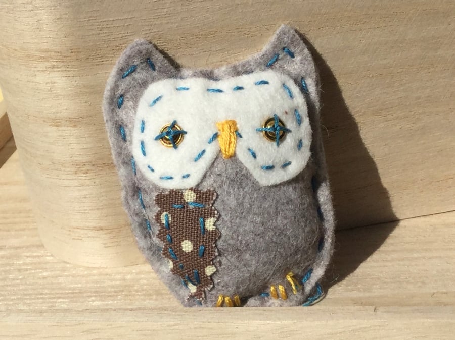 Little owl bag or lapel buddy