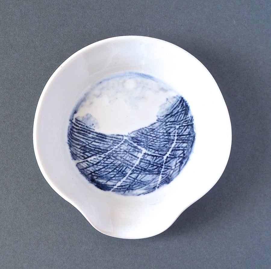 .A really useful porcelain spoon rest dish with a Hampshire landscape decoration