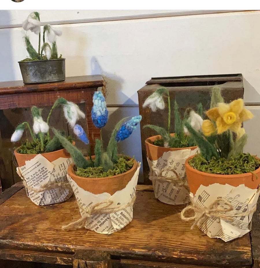 Needlefelted spring flowers