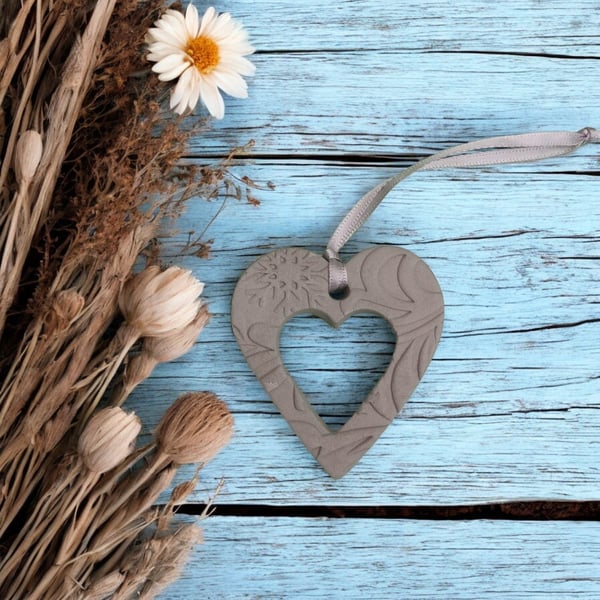 Embossed Peek-A-Boo Heart Hanging Grey Diffuser