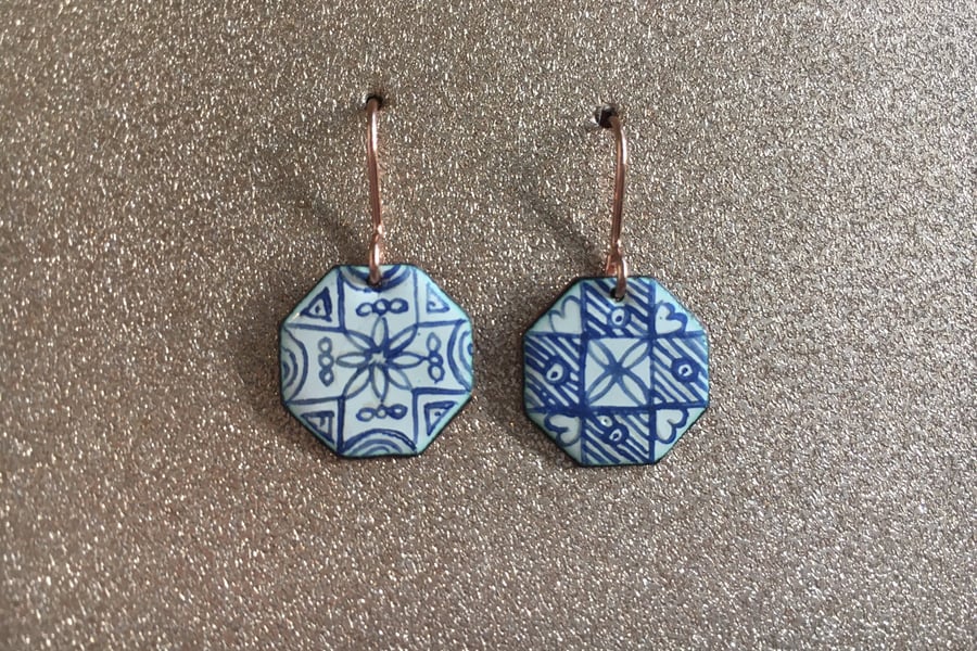 Heaxagonal copper dangle earrings decorated with blue and white enamel