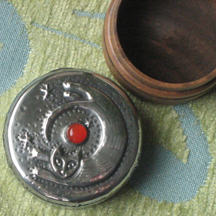 Leaping Cat Carnelian Box in Silver Pewter