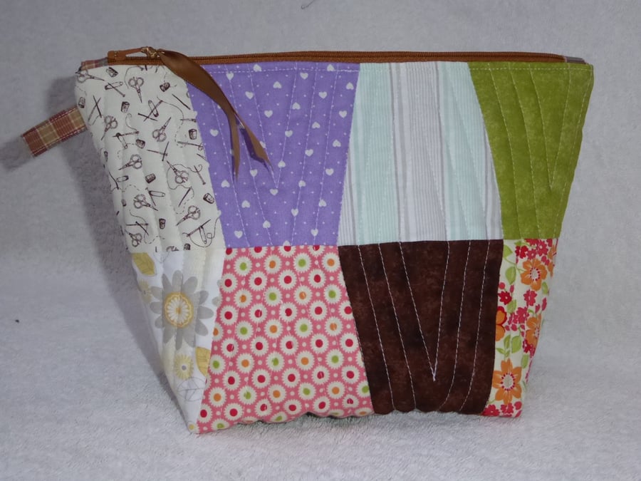 Tumbler Block Pieced Patchwork Project Holder. Lined Purse. Zipped Holdall.