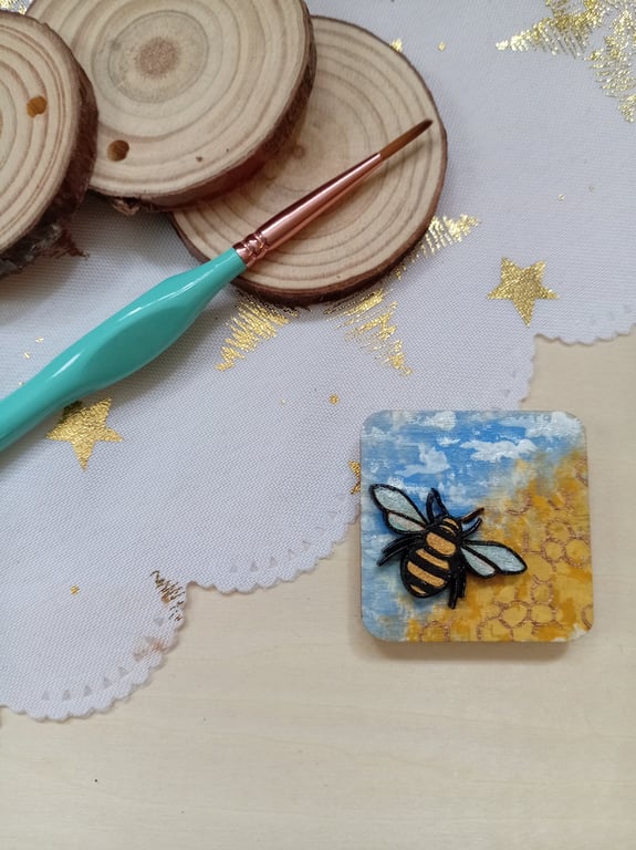 Wooden square shaped bumble bee fridge magnet 