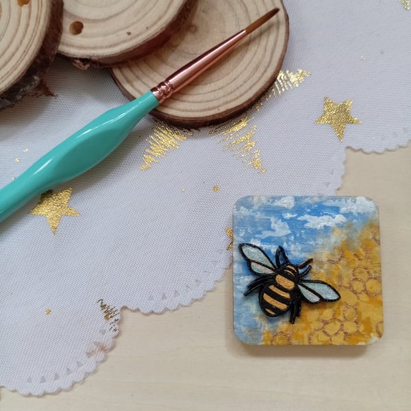 Wooden square shaped bumble bee fridge magnet 