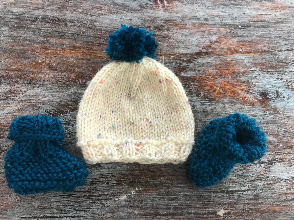Premature hat and booties set . Low birth weight 35 lb . Preemie baby, Reborn do