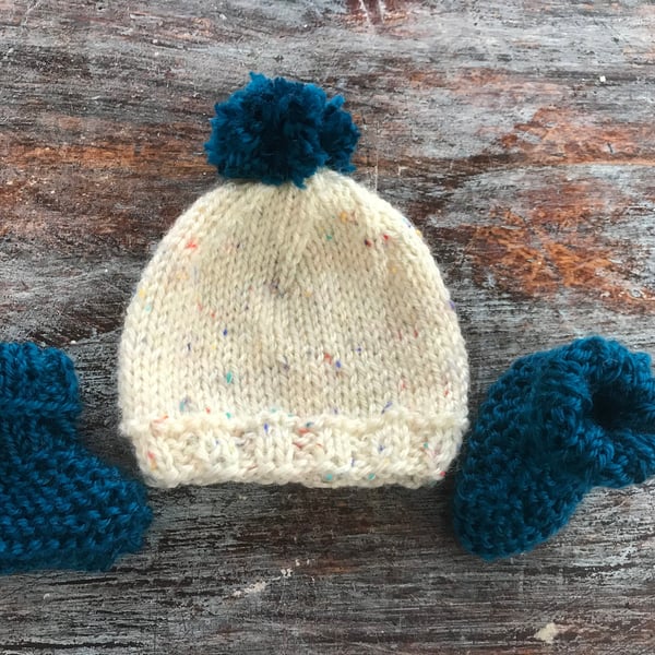 Premature hat and booties set . Low birth weight 35 lb . Preemie baby, Reborn do
