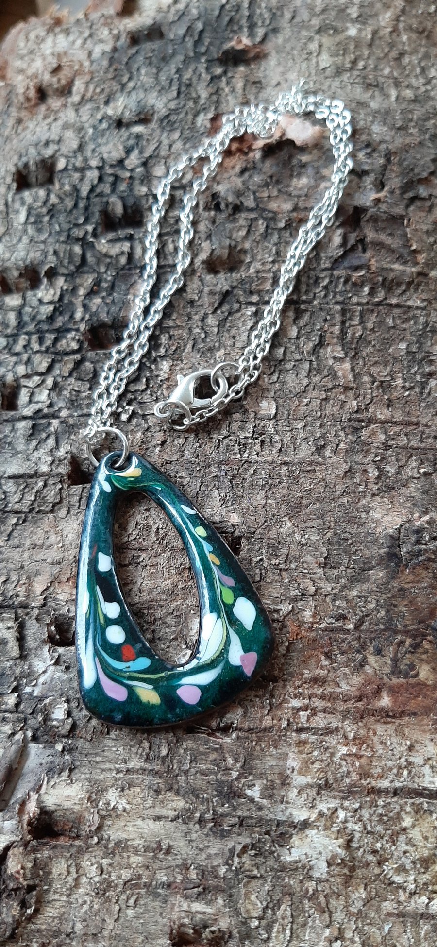 Enamelled necklace 