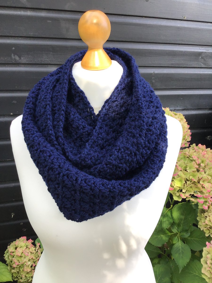 Chunky Infinity scarf in acrylic & merino wool, colour Navy