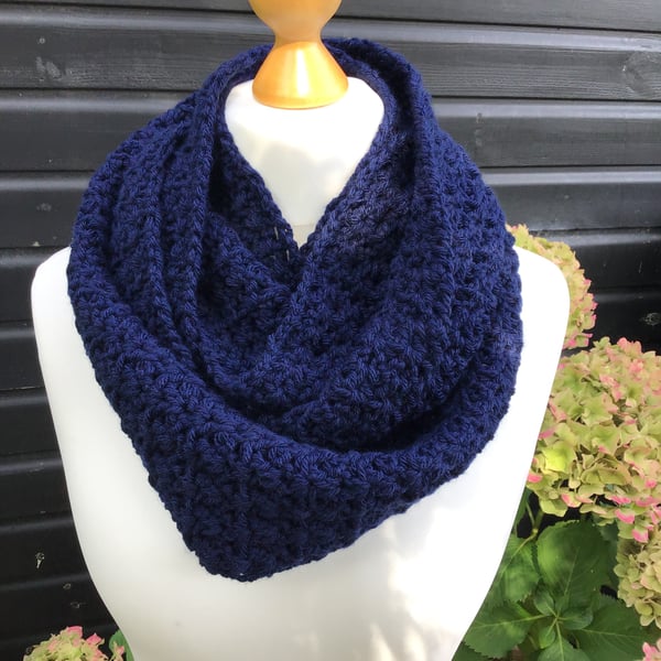 Chunky Infinity scarf in acrylic & merino wool, colour Navy