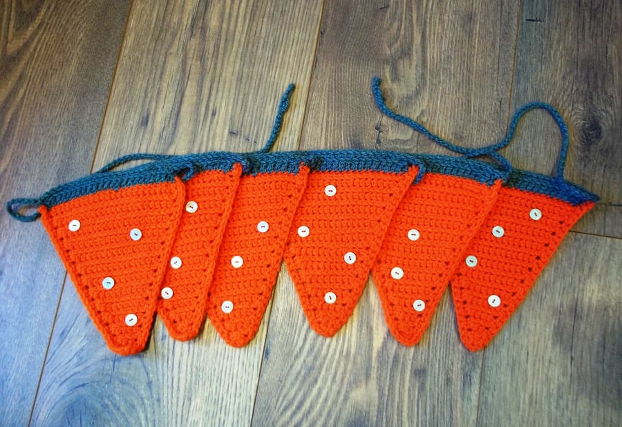 Crochet Summer Strawberry Bunting. 