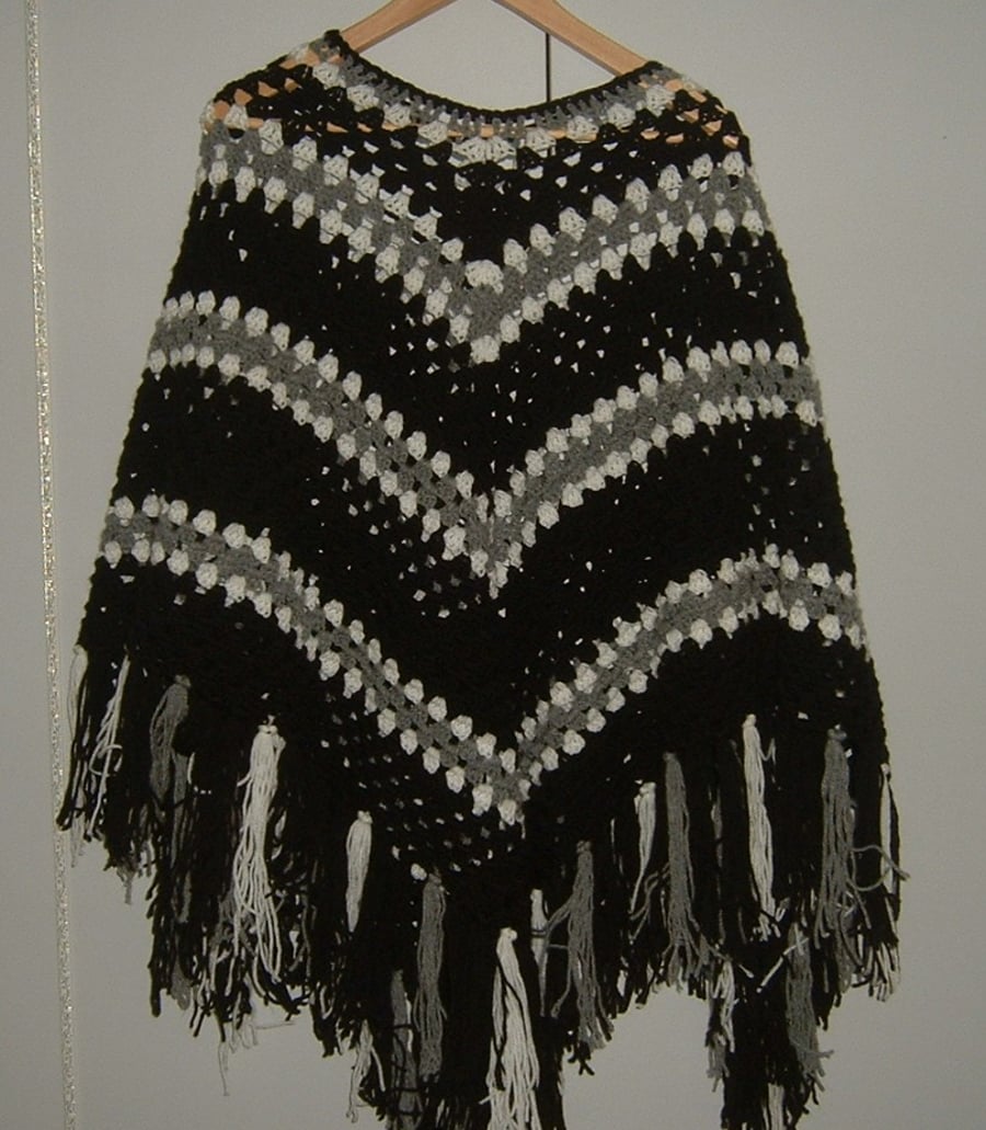 Lady's crocheted poncho (ref 61414)