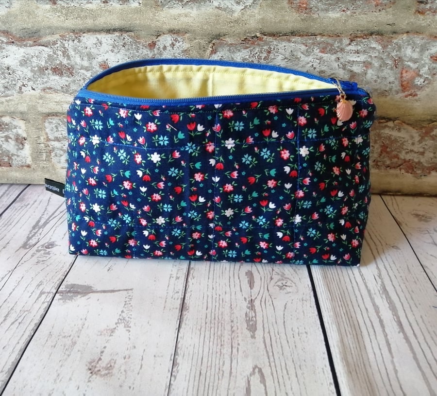 QUILTED DITSY FLOWERED COSMETIC BAG