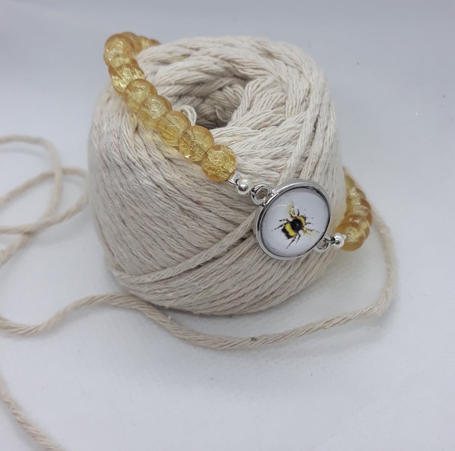 BR381 Bee bracelet with honey colour crackle glass beads