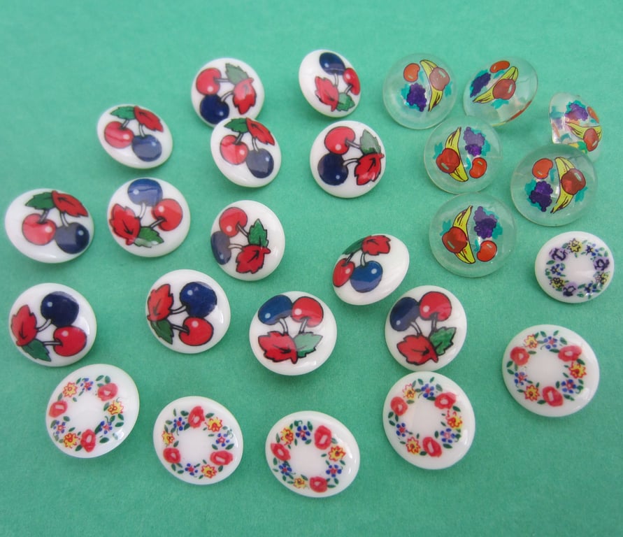 SALE Lot of 25 Vintage Novelty Buttons - Fruit and Flowers.