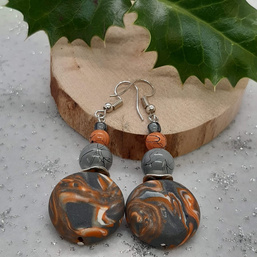 Disc earrings in orange, grey and white 