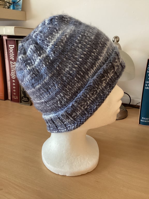 WOMENS HAND KNITTED HAT IN MULTICOLOURED BLUE YARN APPROX 9" or 23cm LONG